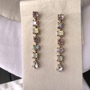 Beautiful crystal and reflection of opal colors pretty dainty. Good condition